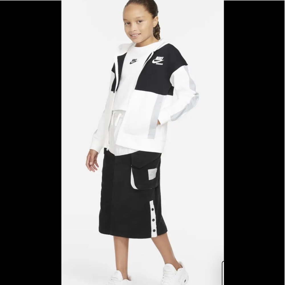 Nike Girls Sports Skirt  Black & White Standart Fit Size M